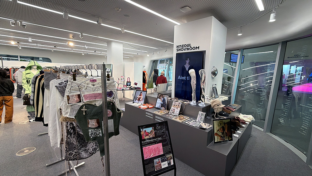 DDP 하이서울쇼룸에 마련된 오사카문화복장학원(OIF) 팝업스토어 전경