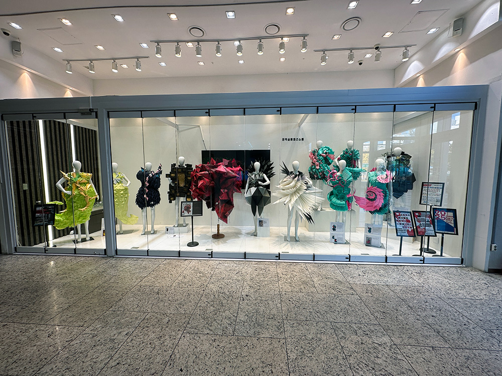 2025 PTU 패션위크의 일환으로 DDP 패션몰 1층에서 진행된 평택대학교 1학년 패션조형 작품 전시 전경