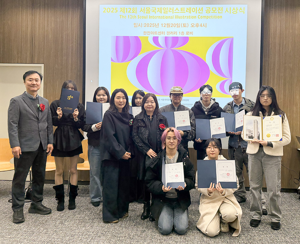 평택대 패션디자인학과 공모전 수상학생들이 서울미술협회 전종무이사장, 박혜숙, 허가영교수와 수상기념 촬영을 하고 있다.