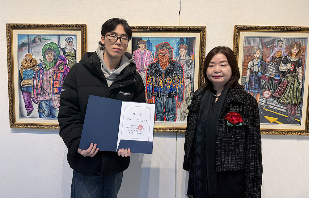 최우수상을 수상한 1학년 김성현학생과 박혜숙교수가 작품앞에서 기념 촬영을 하고 있다.