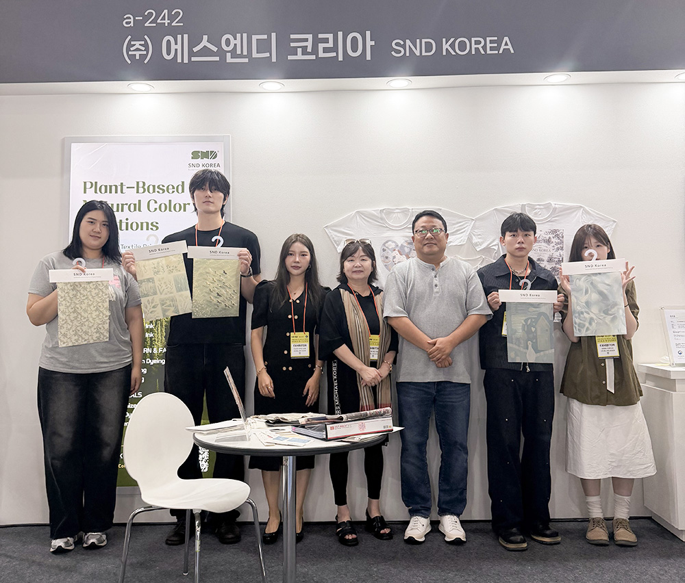 &lsquo;프리뷰 인 서울 2026&rsquo; ㈜SND코리아 부스에서 공동개발 원단을 소개하는 김재홍 연구소장, 박혜숙 교수와 평택대학교 패션디자인및브랜딩학과 학생들