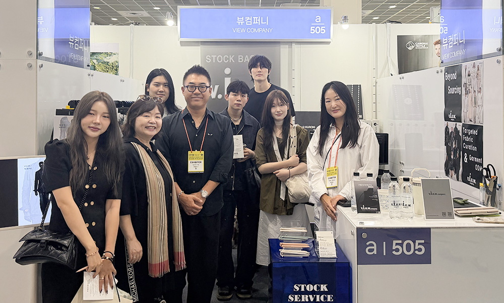 &lsquo;프리뷰 인 서울 2026&rsquo; 뷰컴퍼니 박진석 대표와 박혜숙 교수, 평택대학교 패션디자인및브랜딩학과 학생들.
